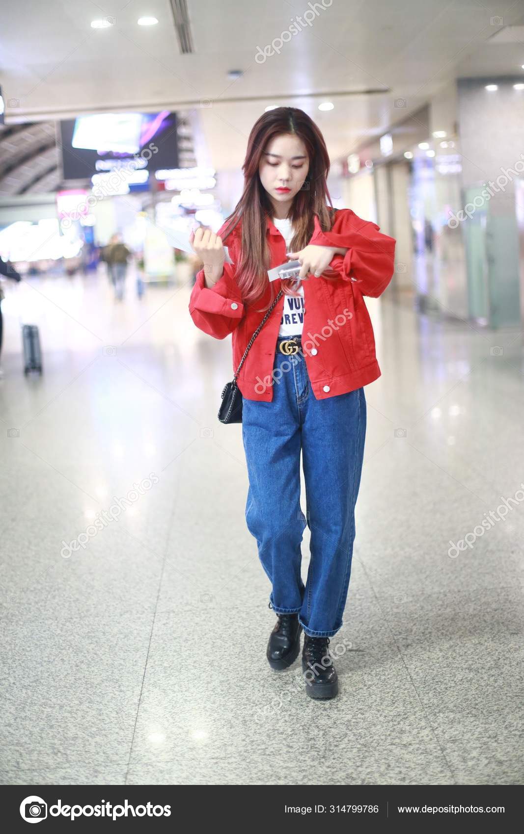 CHINA ZHANG ZINING CHENGDU AIRPORT FASHION OUTFIT — Stock