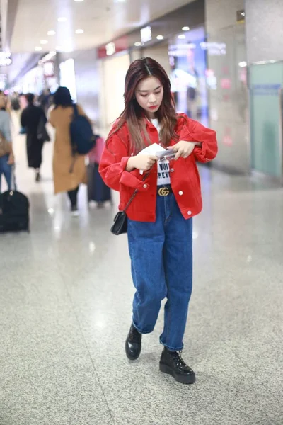 Kina Zhang Zining Chengdu flygplats mode outfit — Stockfoto