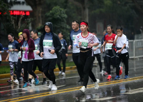 30000 Partecipanti Paesi Continuano Correre Anche Piove Durante Maratona Internazionale — Foto Stock