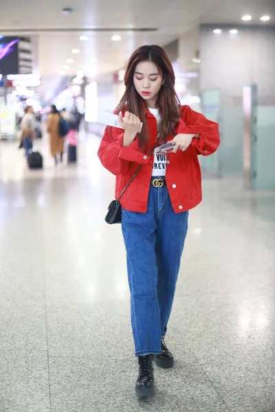 Kína Zhang Zining Chengdu Airport Fashion Outfit — Stock Fotó