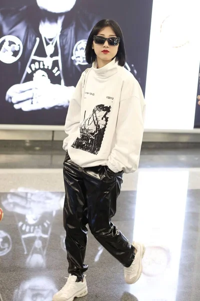 Kina Yamy Beijing Airport Fashion Outfit — Stockfoto