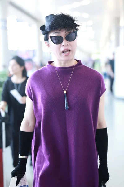 China Jin Xing Fashion Outfit Shanghai Airport — стокове фото