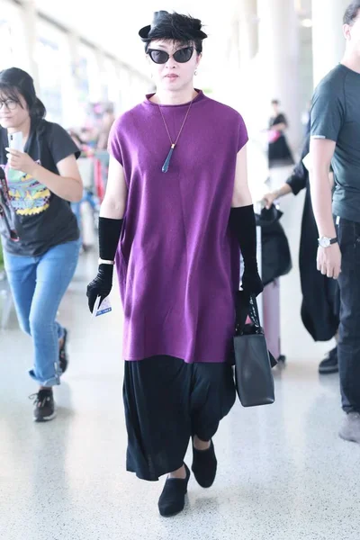 China jin xing fashion outfit shanghai flughafen — Stockfoto