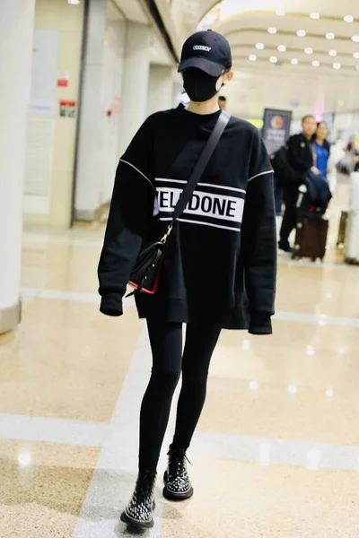 China Gulnazar Fashion Outfit Beijing Airport — Stockfoto