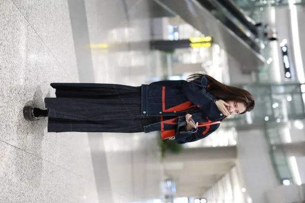 Китайська знаменитість Song Yanfei Shanghai Airport Fashion Outfit — стокове фото