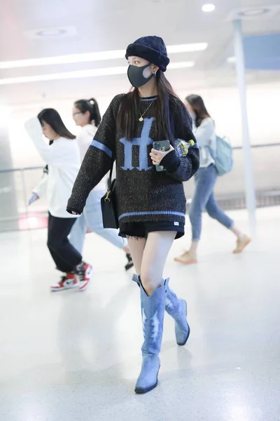 China Song Yanfei Fashion Outfit Beijing Airport — Stockfoto