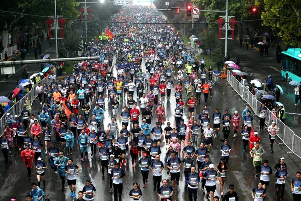 30000 Participants Countries Continue Run Even Though Rains Yango International — Stock Photo, Image