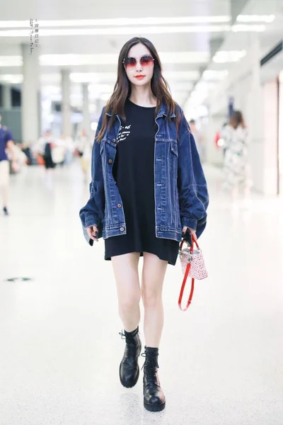 Chinese beroemdheid mode Outfit Shanghai Airport — Stockfoto