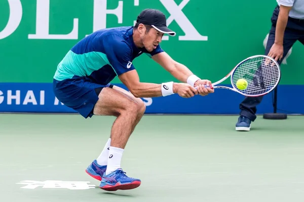 中国のプロテニス選手李哲は 2019年10月8日 上海で開催された第1回ロレックス上海マスターズでフランスのプロテニス選手ルーカス プイユと対戦する — ストック写真