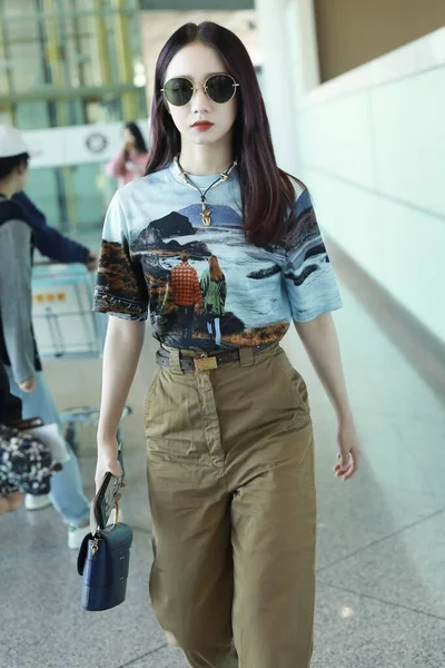 China Berühmtheit meng meiqi Mode-Outfit beijing Flughafen — Stockfoto