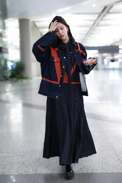 Çin Ünlüleri Şarkısı Yanfei Şangay Havalimanı Moda Kıyafeti — Stok fotoğraf