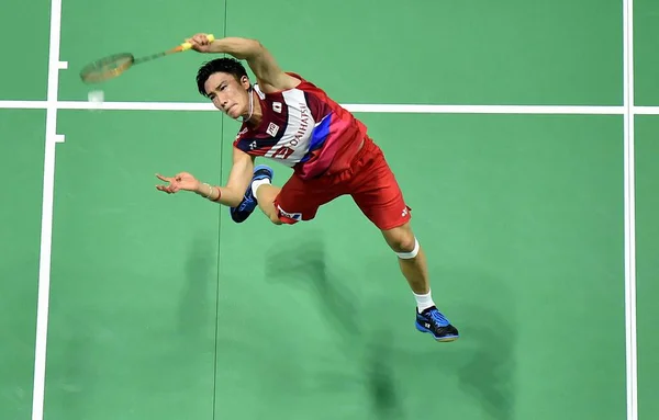 日本のプロバドミントン選手 桃田健人選手が2019年9月19日 中国東部江蘇省常州市で開催された男子シングルス Victor China Open 2019 の第2戦でインドネシアのプロバドミントン選手 トミー スガルト選手と対戦 — ストック写真