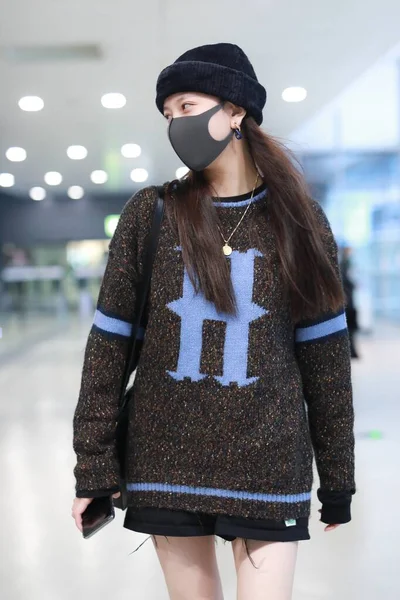 China Song Yanfei Fashion Outfit Beijing Airport — Stockfoto