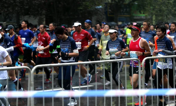 30000 Partecipanti Paesi Continuano Correre Anche Piove Durante Maratona Internazionale — Foto Stock
