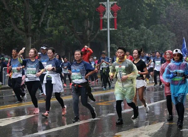 000 Участников Стран Продолжают Бегать Несмотря Дождь Время Международного Марафона — стоковое фото