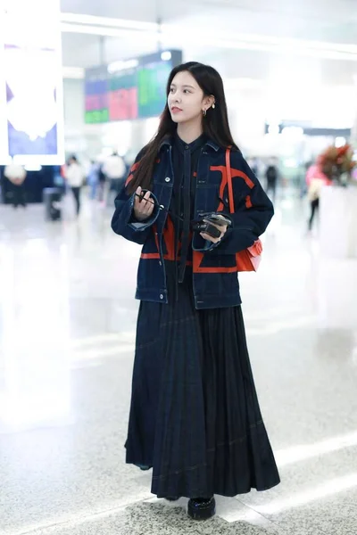 Китайська знаменитість Song Yanfei Shanghai Airport Fashion Outfit — стокове фото