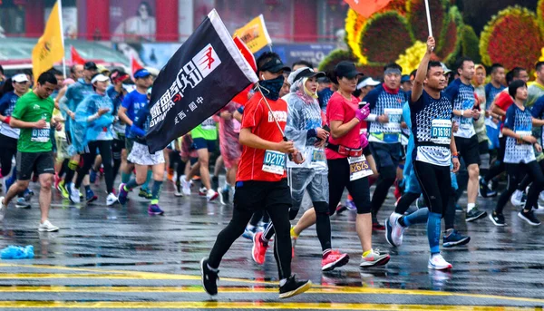 30000 Partecipanti Paesi Continuano Correre Anche Piove Durante Maratona Internazionale — Foto Stock