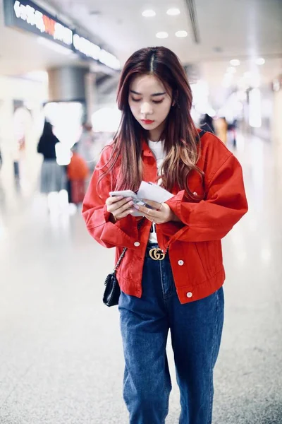 China Zhang Zining Chengdu Airport Fashion Outfit — Stockfoto