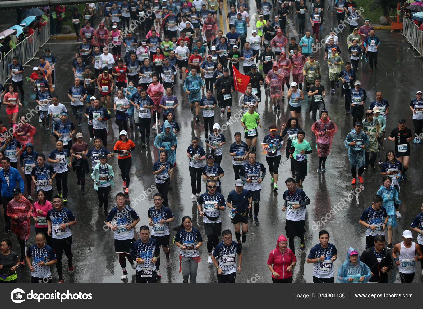 000 Участников Стран Продолжают Бегать Несмотря Дождь Время.