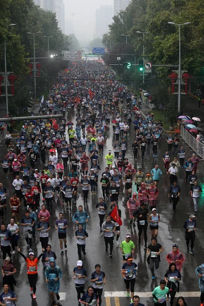 30000 Partecipanti Paesi Continuano Correre Anche Piove Durante Maratona Internazionale — Foto Stock