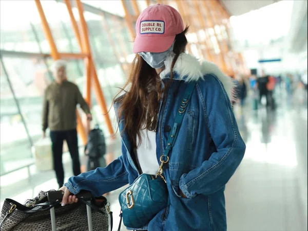 China Lin Zhiling Fashion Outfit Beijing Airport — стокове фото