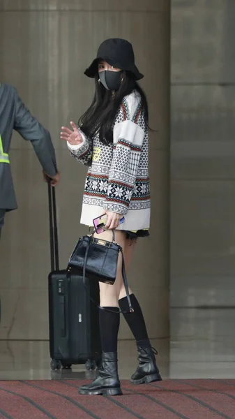 China Celebrity Yang Mi Fashion Outfit Beijing Airport — стокове фото