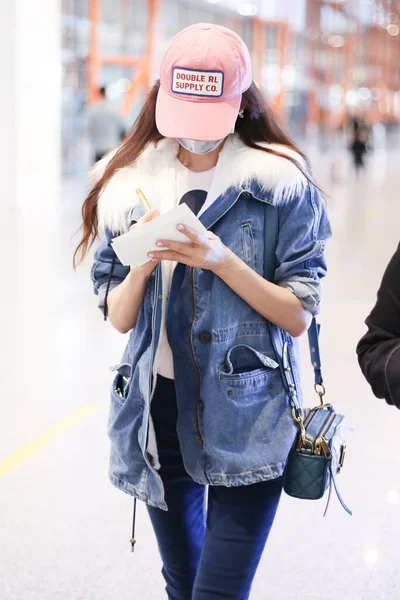 China Lin Zhiling Fashion Outfit Beijing Airport — Stockfoto