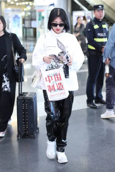 Kina Yamy Beijing Airport Fashion Outfit — Stockfoto