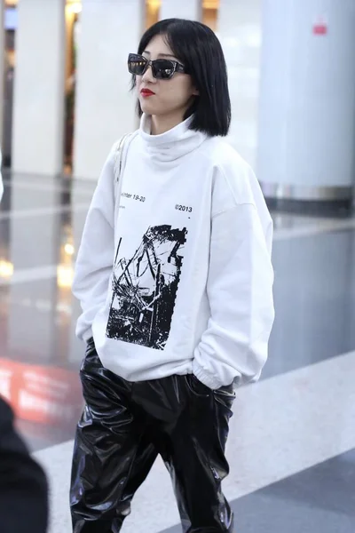 FASHION OUTFIT DELL'AEROPORTO DI PECHINO DELLA CINA YAMY — Foto Stock