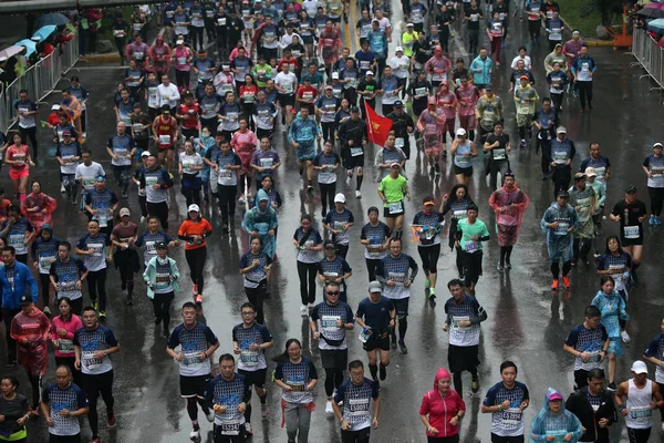 30000 Participantes Países Continuam Correr Embora Chova Durante Maratona Internacional — Fotografia de Stock