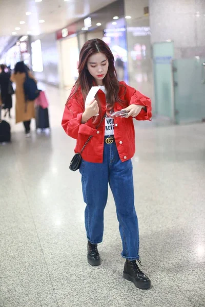 China Zhang Zining Chengdu Airport Fashion Outfit — Stockfoto