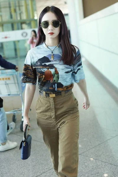 China Celebrity Meng Meiqi Fashion Outfit Beijing Airport — Stockfoto