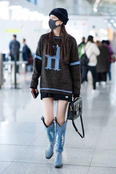 Kina Song Yanfei Fashion Outfit Pekings flygplats — Stockfoto