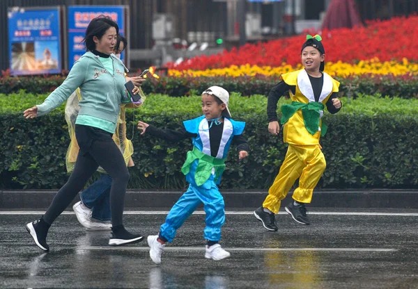30000 Participantes Países Siguen Corriendo Pesar Que Llueve Durante Maratón —  Fotos de Stock