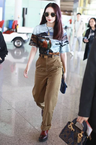 China Berühmtheit meng meiqi Mode-Outfit beijing Flughafen — Stockfoto