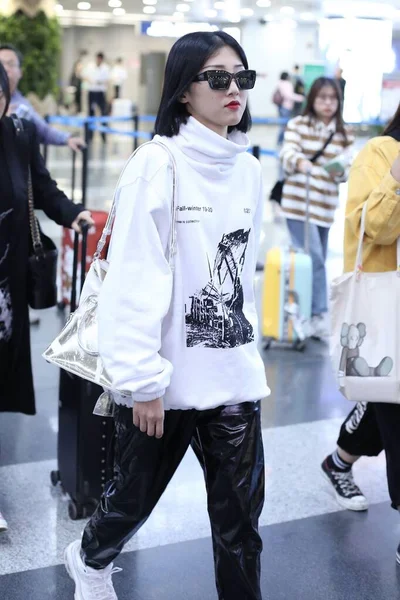 Kína Yamy Beijing Airport Fashion Outfit — Stock Fotó