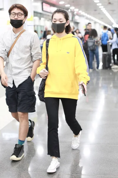 CHINESE CELEBRITY FASHION OUTFIT BEIJING AIRPORT — Stock Photo, Image