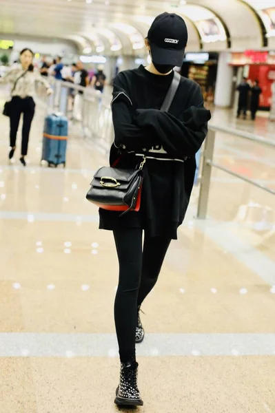 Kina Gulnazar Fashion Outfit Pekings flygplats — Stockfoto