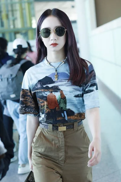 China Berühmtheit meng meiqi Mode-Outfit beijing Flughafen — Stockfoto
