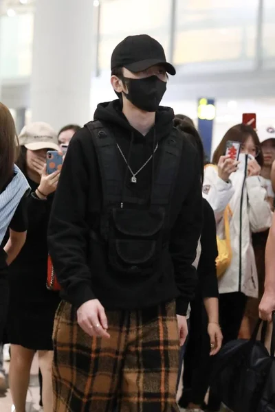 China Cai Xukun Fashion Outfit Beijing Airport — Stockfoto