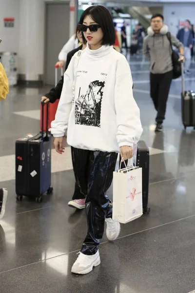 CHINE YAMY BEIJING AIRPORT FASHION OUTFIT — Photo