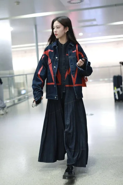 China Celebrity Song Yanfei Shanghai Airport Fashion Outfit — Stockfoto