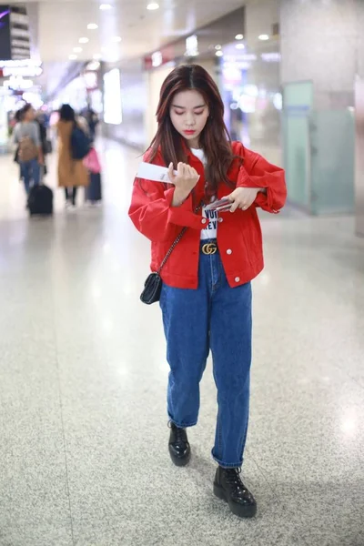 China zhang zining chengdu flughafen mode outfit — Stockfoto