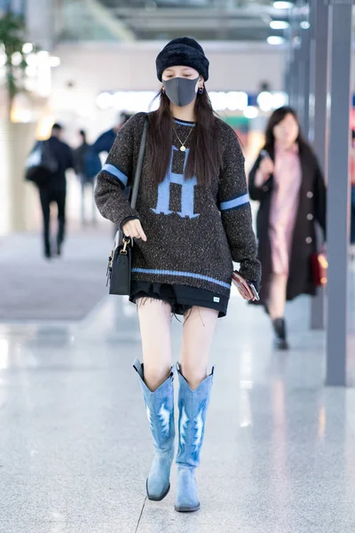 China Song Yanfei Fashion Outfit Beijing Airport — Stockfoto