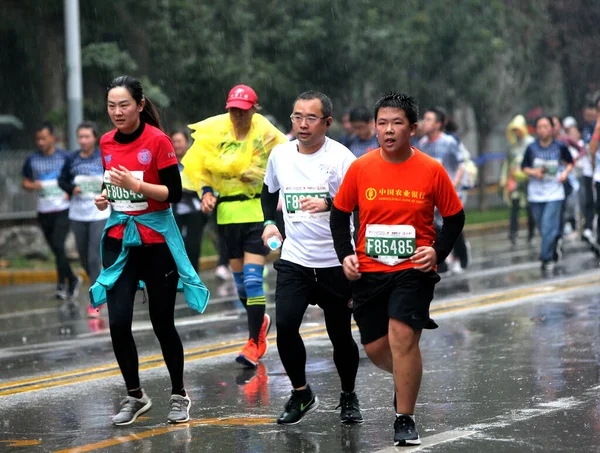 30000 Partecipanti Paesi Continuano Correre Anche Piove Durante Maratona Internazionale — Foto Stock