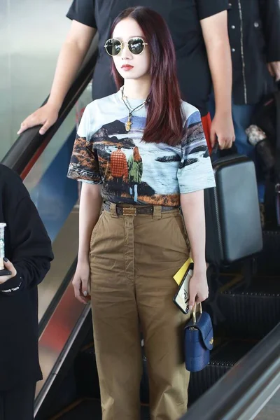 China Berühmtheit meng meiqi Mode-Outfit beijing Flughafen — Stockfoto