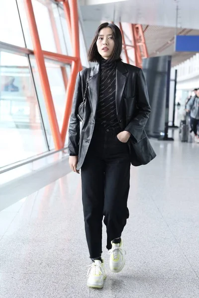 CHINA LIU WEN SHANGHAI AEROPUERTO FASHION OUTFIT —  Fotos de Stock