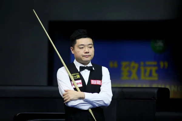 Ding Junhui Van China Overweegt Een Schot Naar Billy Joe — Stockfoto