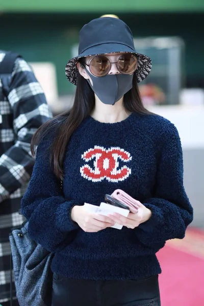 중국 유명 가수 이상하 공항 패션 의상 — 스톡 사진