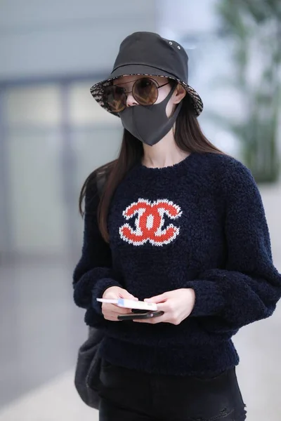 CHINA CELEBRITY SONG YI SHANGHAI AEROPUERTO FASHION OUTFIT — Foto de Stock